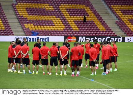 Aktuell Fußball, Champions League, Training Atletico Madrid in Istanbul Aktuell Fußball, Champions League, PK und Training Atletico Madrid Atletico Madrid training session in Istanbul. In this picture, Cholo Diego Simeone speaks to his players. xBEATRIZxGUZMANx 