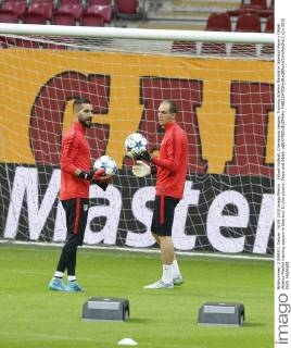 Aktuell Fußball, Champions League, Training Atletico Madrid in Istanbul Moya y Oblak. Atletico Madrid training session in Istanbul. In this picture, Moya and Oblak. xBEATRIZxGUZMANx 