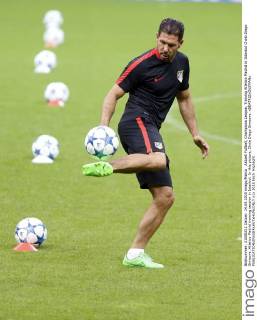 Aktuell Fußball, Champions League, Training Atletico Madrid in Istanbul Cholo Diego Simeone. Atletico Madrid training session in Istanbul. In this picture, Cholo Diego Simeone. xBEATRIZxGUZMANx 