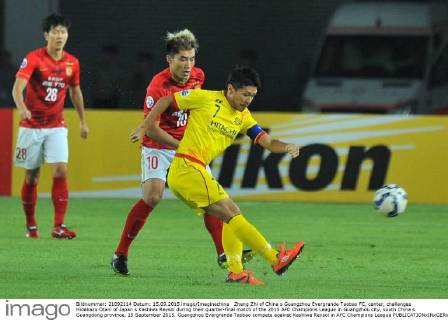 Zheng Zhi of China s Guangzhou Evergrande Taobao FC, center, challenges Hidekazu Otani of Japan s Kashiwa Reysol during their quarter-final match of the 2015 AFC Champions League in Guangzhou city, south China s Guangdong province, 15 September 2015. Guangzhou Evergrande Taobao compete against Kashiwa Reysol in AFC Champions League  20150915_32054