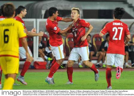 Players of China s Guangzhou Evergrande Taobao FC celebrate after Huang Bowen scored against Japan s Kashiwa Reysol during their quarter-final match of the 2015 AFC Champions League in Guangzhou city, south China s Guangdong province, 15 September 2015. Guangzhou Evergrande Taobao compete against Kashiwa Reysol in AFC Champions League  20150915_45507
