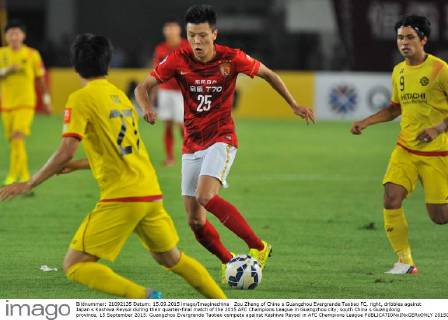 Zou Zheng of China s Guangzhou Evergrande Taobao FC, right, dribbles against Japan s Kashiwa Reysol during their quarter-final match of the 2015 AFC Champions League in Guangzhou city, south China s Guangdong province, 15 September 2015. Guangzhou Evergrande Taobao compete against Kashiwa Reysol in AFC Champions League  20150915_31838