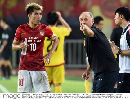 (150915) -- GUANGZHOU , Sep. 15, 2015 -- Guangzhou Evergrande coach Luiz Felipe Scolari(C) instructs Zheng Zhi(L) during the AFC Champions League quarter-final second leg match between China s Guangzhou Evergrande and Japan s Kashiwa Reysol at Guangzhou Tianhe Sports Centre in Guangzhou, south China s Guangdong Province, Sept. 15, 2015. The match ended with a 1-1 draw and Guangzhou Evergrande advanced to the semifinal with 4-2 in aggregate. )(wll) (SP)CHINA-GUANGZHOU-SOCCER-AFC CHAMPIONS LEAGUE-QUARTERFINAL LiuxDawei 