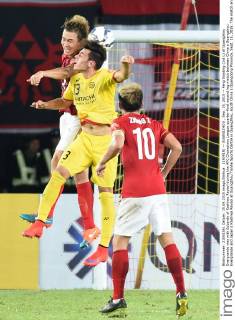 (150915) -- GUANGZHOU , Sep. 15, 2015 -- Feng Xiaoting (1st L) of Guangzhou Evergrande vies with Eduardo of Kashiwa Reysol during the AFC Champions League quarter-final second leg match between China s Guangzhou Evergrande and Japan s Kashiwa Reysol at Guangzhou Tianhe Sports Centre in Guangzhou, south China s Guangdong Province, Sept. 15, 2015. The match ended with a 1-1 draw and Guangzhou Evergrande advanced to the semifinal with 4-2 in aggregate. )(wll) (SP)CHINA-GUANGZHOU-SOCCER-AFC CHAMPIONS LEAGUE-QUARTERFINAL LiuxDawei 