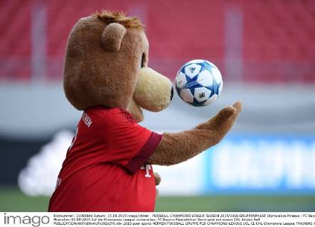 FUSSBALL CHAMPIONS LEAGUE SAISON 2015 2016 GRUPPENPHASE Olympiakos Piraeus - FC Bayern Muenchen 15.09.2015 Auf die Champions League vorbereiten; FC Bayern Maskottchen Berni spiel mit einem CHL Adidas Ball 