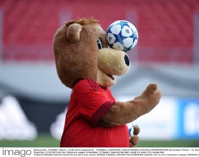 FUSSBALL CHAMPIONS LEAGUE SAISON 2015 2016 GRUPPENPHASE Olympiakos Piraeus - FC Bayern Muenchen 15.09.2015 Auf die Champions League vorbereiten; FC Bayern Maskottchen Berni spiel mit einem CHL Adidas Ball 