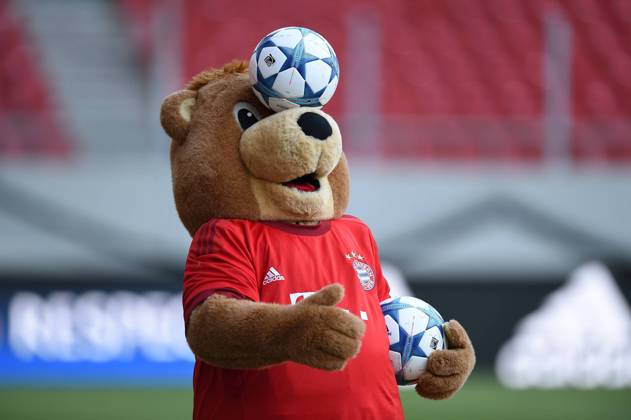 FUSSBALL CHAMPIONS LEAGUE SAISON 2015 2016 GRUPPENPHASE Olympiakos Piraeus - FC Bayern Muenchen 15.09.2015 Auf die Champions League vorbereiten; FC Bayern Maskottchen Berni spiel mit einem CHL Adidas Ball 