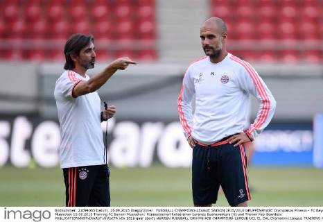 FUSSBALL CHAMPIONS LEAGUE SAISON 2015 2016 GRUPPENPHASE Olympiakos Piraeus - FC Bayern Muenchen 15.09.2015 Training FC Bayern Muenchen: Fitnesstrainer Rehatrainer Lorenzo Buenaventura (li) und Trainer Pep Guardiola 