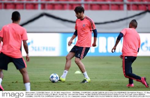 FUSSBALL CHAMPIONS LEAGUE SAISON 2015 2016 GRUPPENPHASE Olympiakos Piraeus - FC Bayern Muenchen 15.09.2015 Training FC Bayern Muenchen: Javi Martinez (Mitte) mit Ball 