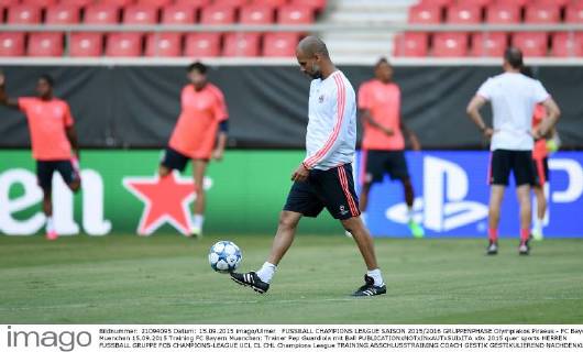 FUSSBALL CHAMPIONS LEAGUE SAISON 2015 2016 GRUPPENPHASE Olympiakos Piraeus - FC Bayern Muenchen 15.09.2015 Training FC Bayern Muenchen: Trainer Pep Guardiola mit Ball 