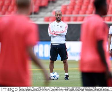 FUSSBALL CHAMPIONS LEAGUE SAISON 2015 2016 GRUPPENPHASE Olympiakos Piraeus - FC Bayern Muenchen 15.09.2015 Training FC Bayern Muenchen: Trainer Pep Guardiola mit Ball 
