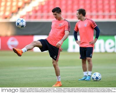 FUSSBALL CHAMPIONS LEAGUE SAISON 2015 2016 GRUPPENPHASE Olympiakos Piraeus - FC Bayern Muenchen 15.09.2015 Training FC Bayern Muenchen: Robert Lewandowski mit Ball 