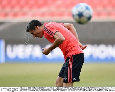 FUSSBALL CHAMPIONS LEAGUE SAISON 2015 2016 GRUPPENPHASE Olympiakos Piraeus - FC Bayern Muenchen 15.09.2015 Training FC Bayern Muenchen: Robert Lewandowski wird vom Rasensprengern geduscht 