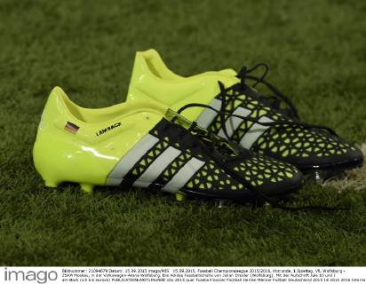 15.09.2015, Fussball Championsleague 2015 2016, Vorrunde, 1.Spieltag, VfL Wolfsburg - ZSKA Moskau, in der Volkswagen-Arena Wolfsburg. Die Adidas Fussballschuhe von Julian Draxler (Wolfsburg). Mit der Aufschrift Jule 10 und I am Back (ich bin zurück) 