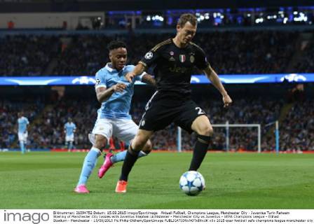 Aktuell Fußball, Champions League, Manchester City - Juventus Turin Raheem Sterling of Manchester City tussles with Juventus Stephan Lichtsteiner - Manchester City vs Juventus - UEFA Champions League - Etihad Stadium - Manchester - 15 09 2015 Pic Philip Oldham SportImage EDITORIAL USE ONLY. No use with unauthorised audio, video, data, fixture lists, club league logos or live services. Online in-match use limited to 120 images, no video emulation. No use in betting, games or single club league player publications.