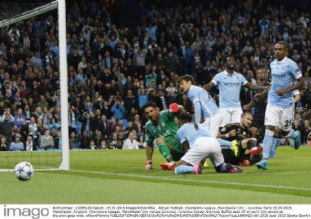 Aktuell FuÃŸball, Champions League, Manchester City - Juventus Turin 15.09.2015. Manchester, England. Champions League. Manchester City versus Juventus. Juventus keeper Gianluigi Buffon sees off an early City attack as the shot goes wide. xAlanxMartinx  ActionPlus11660413