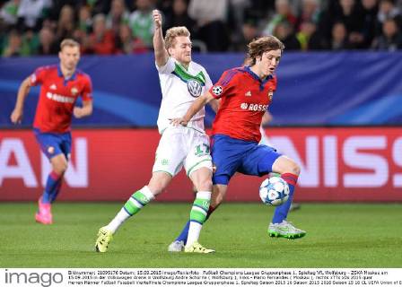 Fußball Champions League Gruppenphase 1. Spieltag VfL Wolfsburg - ZSKA Moskau am 15.09.2015 in der Volkswagen Arena in Wolfsburg Andre Schürrle ( Wolfsburg ), links - Mario Fernandes ( Moskau ), rechts xTTx