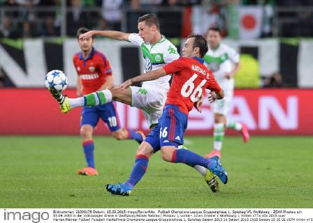 Fußball Champions League Gruppenphase 1. Spieltag VfL Wolfsburg - ZSKA Moskau am 15.09.2015 in der Volkswagen Arena in Wolfsburg Bibras Natcho ( Moskau ), vorne - Julian Draxler ( Wolfsburg ), hinten xTTx