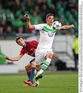 Dienstag 15.09.2015, Champions League, Vorrunde, 1. Spieltag, Saison 2015 2016, VfL Wolfsburg - ZSKA Moskau, v.l. Alan Dzagoev (ZSKA Moskau) gegen Julian Draxler (Wolfsburg) DeFodi035