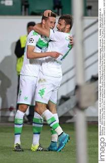 Dienstag 15.09.2015, Champions League, Vorrunde, 1. Spieltag, Saison 2015 2016, VfL Wolfsburg - ZSKA Moskau, Jubel v.l. Torschuetze Julian Draxler (Wolfsburg) und Daniel Caligiuri (Wolfsburg) zum Tor zum 1:0 DeFodi035