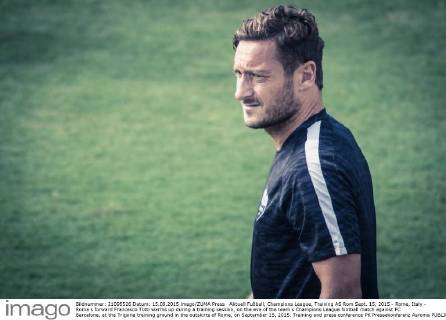 Aktuell Fußball, Champions League, Training AS Rom Sept. 15, 2015 - Rome, Italy - Roma s forward Francesco Totti warms up during a training session, on the eve of the team s Champions League football match against FC Barcelone, at the Trigoria training ground in the outskirts of Rome, on September 15, 2015. Training and press conference PK Pressekonferenz Asroma  - ZUMAn230