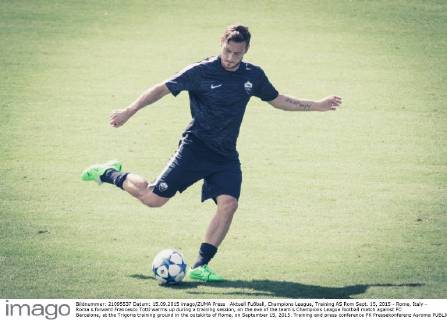 Aktuell Fußball, Champions League, Training AS Rom Sept. 15, 2015 - Rome, Italy - Roma s forward Francesco Totti warms up during a training session, on the eve of the team s Champions League football match against FC Barcelone, at the Trigoria training ground in the outskirts of Rome, on September 15, 2015. Training and press conference PK Pressekonferenz Asroma  - ZUMAn230