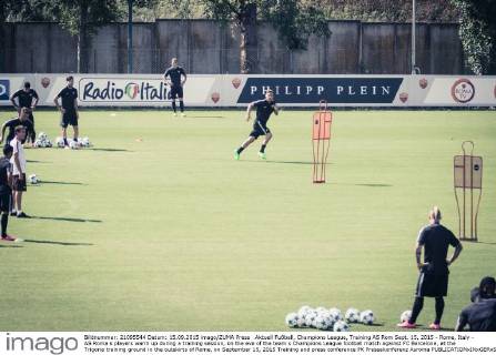 Aktuell Fußball, Champions League, Training AS Rom Sept. 15, 2015 - Rome, Italy - AS Roma s players warm up during a training session, on the eve of the team s Champions League football match against FC Barcelone, at the Trigoria training ground in the outskirts of Rome, on September 15, 2015 Training and press conference PK Pressekonferenz Asroma  - ZUMAn230