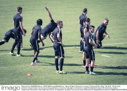 Aktuell Fußball, Champions League, Training AS Rom Sept. 15, 2015 - Rome, Italy - AS Roma s players warm up during a training session, on the eve of the team s Champions League football match against FC Barcelone, at the Trigoria training ground in the outskirts of Rome, on September 15, 2015 Training and press conference PK Pressekonferenz Asroma  - ZUMAn230