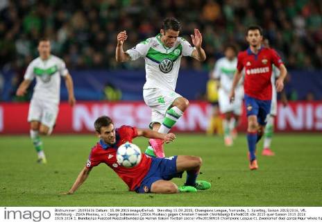 Dienstag 15.09.2015, Champions League, Vorrunde, 1. Spieltag, Saison 2015 2016, VfL Wolfsburg - ZSKA Moskau, v.l. Georgi Schennikov (ZSKA Moskau) gegen Christian Traesch (Wolfsburg) DeFodi035