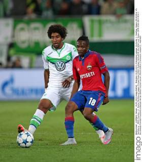 Dienstag 15.09.2015, Champions League, Vorrunde, 1. Spieltag, Saison 2015 2016, VfL Wolfsburg - ZSKA Moskau, v.l. Dante (Wolfsburg) gegen Ahmed Musa (ZSKA Moskau) DeFodi035