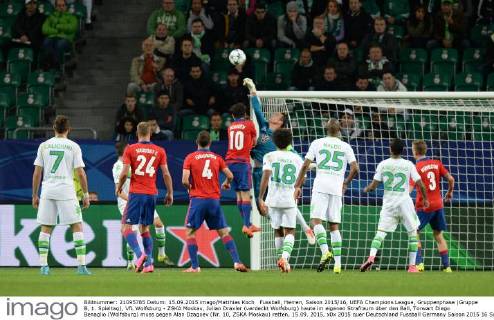 Fussball, Herren, Saison 2015 16, UEFA Champions League, Gruppenphase (Gruppe B, 1. Spieltag), VfL Wolfsburg - ZSKA Moskau, Julian Draxler (verdeckt Wolfsburg) haute im eigenen Strafraum über den Ball, Torwart Diego Benaglio (Wolfsburg) muss gegen Alan Dzagoev (Nr. 10, ZSKA Moskau) retten, 15.09. 2015,