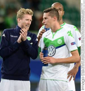 Fussball, Herren, Saison 2015 16, UEFA Champions League, Gruppenphase (Gruppe B, 1. Spieltag), VfL Wolfsburg - ZSKA Moskau, v. l. Andre Schürrle (Wolfsburg), Julian Draxler (Wolfsburg) Naldo (Wolfsburg), Jubel nach dem Abpfiff, 15.09. 2015,