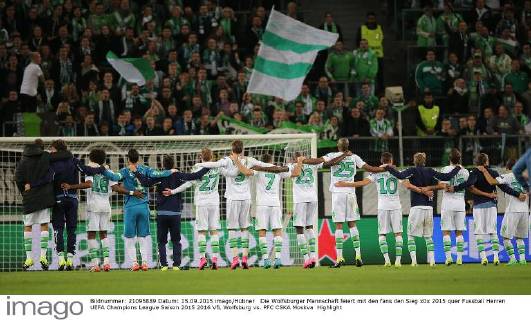 Die Wolfsburger Mannschaft feiert mit den fans den Sieg