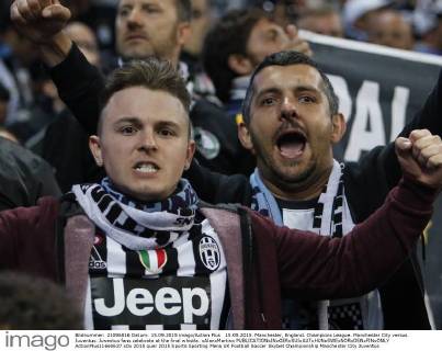 15.09.2015. Manchester, England. Champions League. Manchester City versus Juventus. Juventus fans celebrate at the final whistle. xAlanxMartinx  ActionPlus11660637