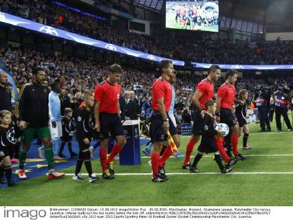 15.09.2015. Manchester, England. Champions League. Manchester City versus Juventus. referee leads out the two teams before the kick off. xAlanxMartinx  ActionPlus11660641