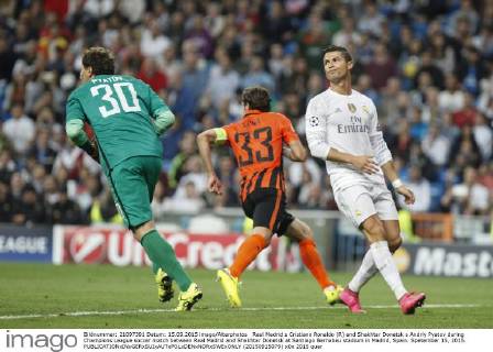 Real Madrid s Cristiano Ronaldo (R) and Shakhtar Donetsk s Andriy Pyatov during Champions League soccer match between Real Madrid and Shakhtar Donetsk at Santiago Bernabeu stadium in Madrid, Spain. Spetember 15, 2015.  (20150915079)