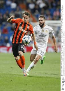 Real Madrid s Daniel Carvajal (R) and Shakhtar Donetsk s Bernard during Champions League soccer match between Real Madrid and Shakhtar Donetsk at Santiago Bernabeu stadium in Madrid, Spain. Spetember 15, 2015.  (20150915092)