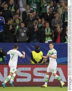 Julian DRAXLER, WOB 10 Torschuss, schiesst das Tor zum 1-0 Torjubel, Jubel nach dem Tor mit Daniel CALIGIURI, WOB 7 VFL WOLFSBURG - ZSKA MOSKAU 1-0 , Fussball UEFA Champions League, Gruppenphase, Wolfsburg, 15.09.2015 CL Saison 2015 2016,