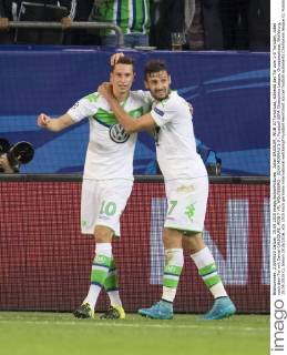 Julian DRAXLER, WOB 10 Torschuss, schiesst das Tor zum 1-0 Torjubel, Jubel nach dem Tor mit Daniel CALIGIURI, WOB 7 VFL WOLFSBURG - ZSKA MOSKAU 1-0 , Fussball UEFA Champions League, Gruppenphase, Wolfsburg, 15.09.2015 CL Saison 2015 2016,