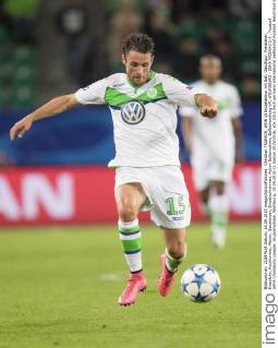 Christian TRAESCH, WOB 15 Einzelaktion mit Ball, Ganzfigur, Freisteller, Einzelbild, Hochformat, Aktion, Ganzkörper, Einzelaufnahmen, Action Ballannahme, Ballbehandlung VFL WOLFSBURG - ZSKA MOSKAU 1-0 , Fussball UEFA Champions League, Gruppenphase, Wolfsburg, 15.09.2015 CL Saison 2015 2016,