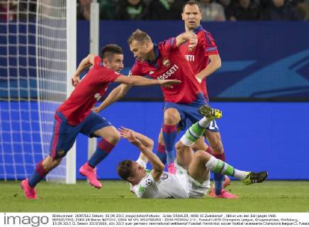 Julian DRAXLER, WOB 10 Zweikampf , Aktion um den Ball gegen Valili BEREZUTSKI, ZSKA 24 Bibras NATCHO, CSKA 66 VFL WOLFSBURG - ZSKA MOSKAU 1-0 , Fussball UEFA Champions League, Gruppenphase, Wolfsburg, 15.09.2015 CL Saison 2015 2016,