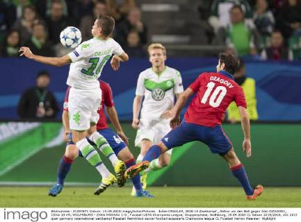 Julian DRAXLER, WOB 10 Zweikampf , Aktion um den Ball gegen Alan DZAGOEV, CSKA 10 VFL WOLFSBURG - ZSKA MOSKAU 1-0 , Fussball UEFA Champions League, Gruppenphase, Wolfsburg, 15.09.2015 CL Saison 2015 2016,