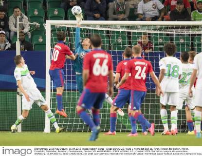 Diego BENAGLIO, WOB 1 wehrt den Ball ab, fängt, fangen, festhalten, Aktion, Einzelbild, Freisteller, Reaktion, Faustabwehr, Fausten VFL WOLFSBURG - ZSKA MOSKAU 1-0 , Fussball UEFA Champions League, Gruppenphase, Wolfsburg, 15.09.2015 CL Saison 2015 2016,