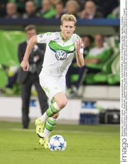 Andre SCHUERRLE, WOB 17 Einzelaktion mit Ball, Ganzfigur, Freisteller, Einzelbild, Hochformat, Aktion, Ganzkörper, Einzelaufnahmen, Action Ballannahme, Ballbehandlung VFL WOLFSBURG - ZSKA MOSKAU 1-0 , Fussball UEFA Champions League, Gruppenphase, Wolfsburg, 15.09.2015 CL Saison 2015 2016,