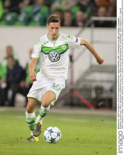 Julian DRAXLER, WOB 10 Einzelaktion mit Ball, Ganzfigur, Freisteller, Einzelbild, Hochformat, Aktion, Ganzkörper, Einzelaufnahmen, Action Ballannahme, Ballbehandlung VFL WOLFSBURG - ZSKA MOSKAU 1-0 , Fussball UEFA Champions League, Gruppenphase, Wolfsburg, 15.09.2015 CL Saison 2015 2016,