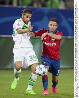 Ricardo RODRIGUEZ, WOB 34 Zweikampf , Aktion um den Ball gegen Zoran TOSIC, CSKA 7 VFL WOLFSBURG - ZSKA MOSKAU 1-0 , Fussball UEFA Champions League, Gruppenphase, Wolfsburg, 15.09.2015 CL Saison 2015 2016,