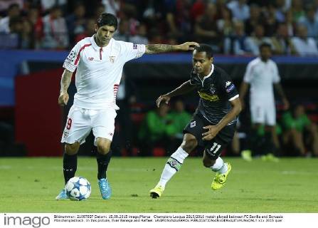 Champions League 2015 2016 match played between FC Sevilla and Borussia Mönchengladbach. In this picture, Ever Banega and Raffael. xRAMONxNAVARROx 