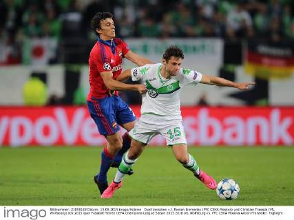 Duell zwischen v.l. Roman Eremenko (PFC CSKA Moskva) und Christian Traesch (VfL Wolfsburg)