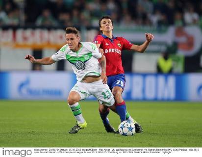 Max Kruse (VfL Wolfsburg) im Zweikampf mit Roman Eremenko (PFC CSKA Moskva)