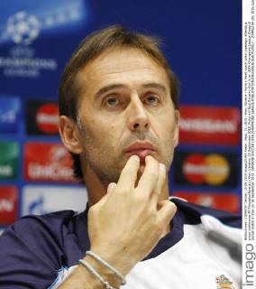 Sept. 15, 2015 - Kiev, Ukraine - Porto s head coach Julen Lopetegui attends a press conference PK Pressekonferenz in Kiev, Ukraine, 15 September 2015. Porto will face Dynamo Kyiv in an UEFA Champions League Group G soccer match in Kiev on 16 September 2015. UKRAINE SOCCER UEFA CHAMPIONS LEAGUE - ZUMAg194